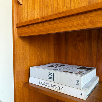 
                  
                    Vintage teak boekenkast met schuifdeuren
                  
                