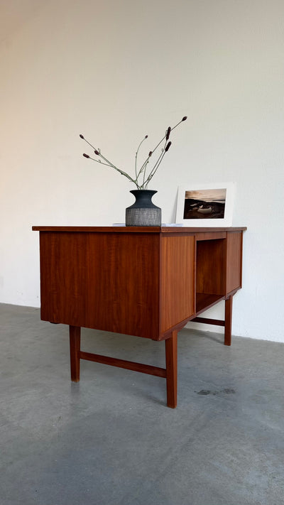 
                  
                    Vintage bureau teak 7 lades
                  
                