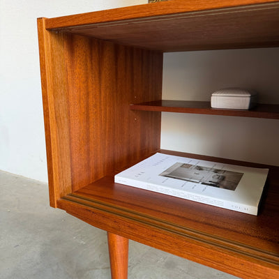 
                  
                    Deens laag sideboard teak met schuifdeurtjes
                  
                