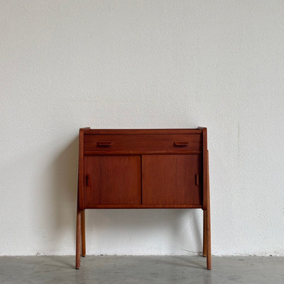 
                  
                    Vintage klein sideboard - kastje Poul Volther teak
                  
                