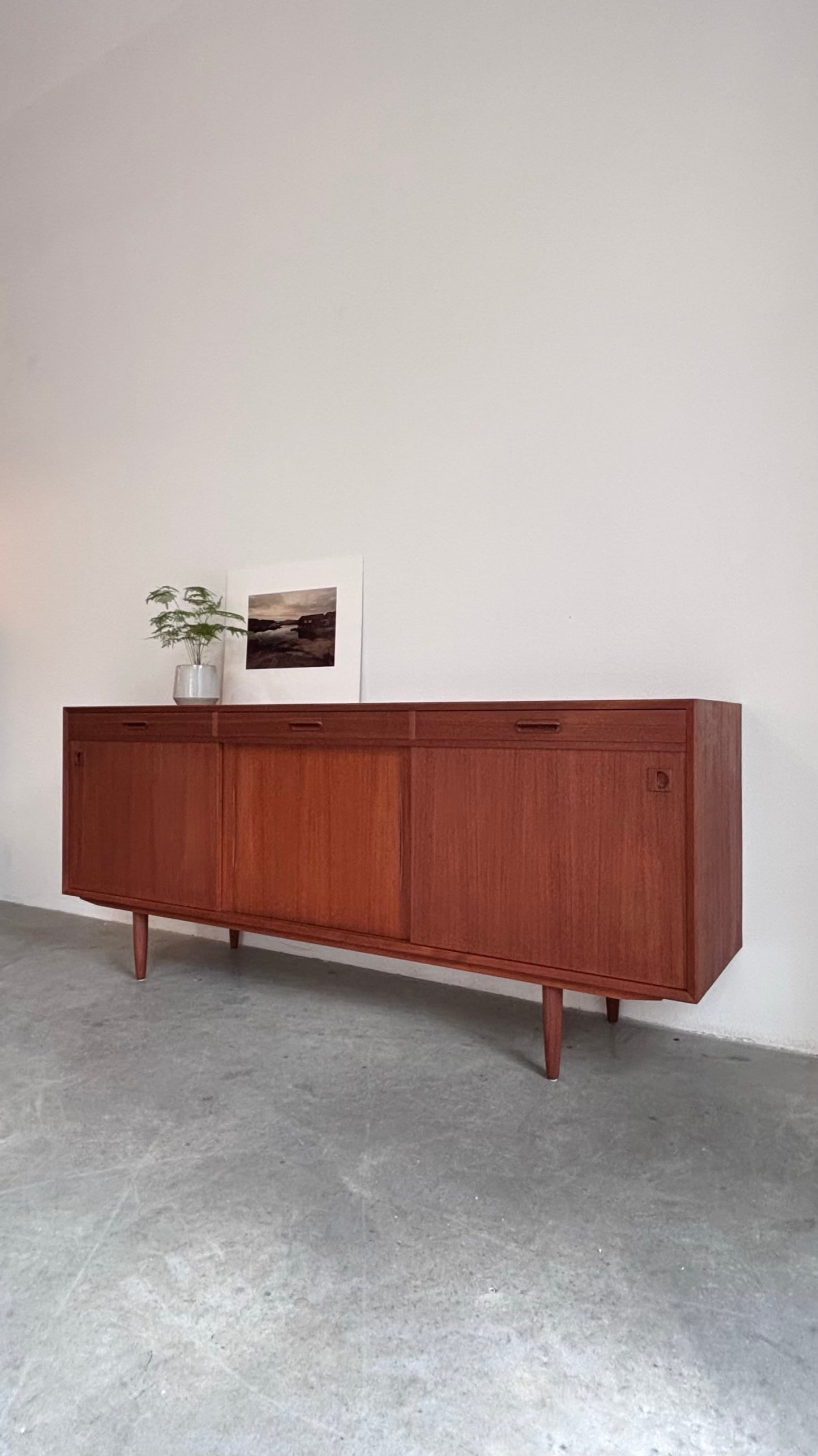 
                  
                    Vintage lowboard teak 3 lades+deuren
                  
                