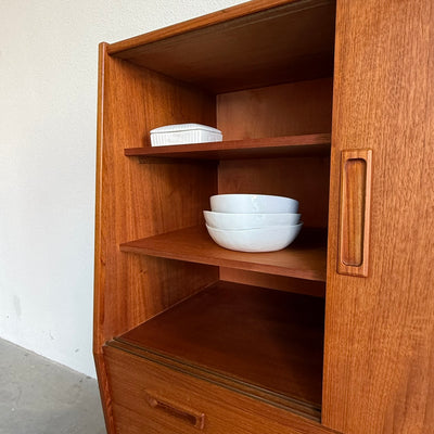 
                  
                    Smal teak highboard met lades en schuifdeuren
                  
                