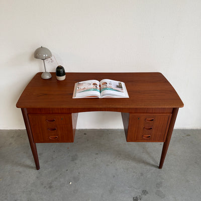 
                  
                    Vintage bureau teak ronde hoek
                  
                