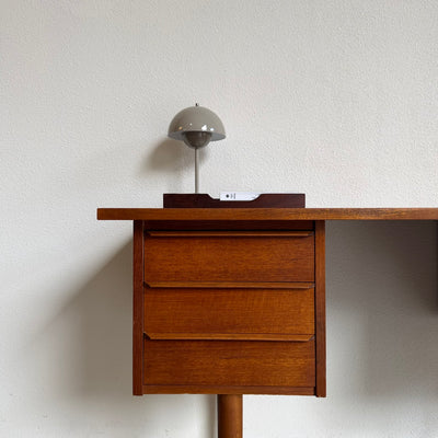 
                  
                    Vintage teak bureautje op slanke poten
                  
                