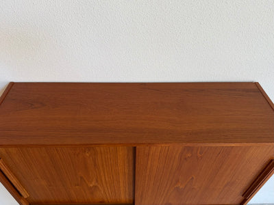 
                  
                    Vintage teak boekenkast met schuifdeuren
                  
                
