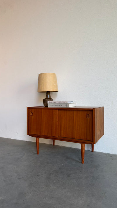 
                  
                    Deens laag sideboard teak met schuifdeurtjes
                  
                