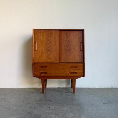 
                  
                    Smal teak highboard met lades en schuifdeuren
                  
                