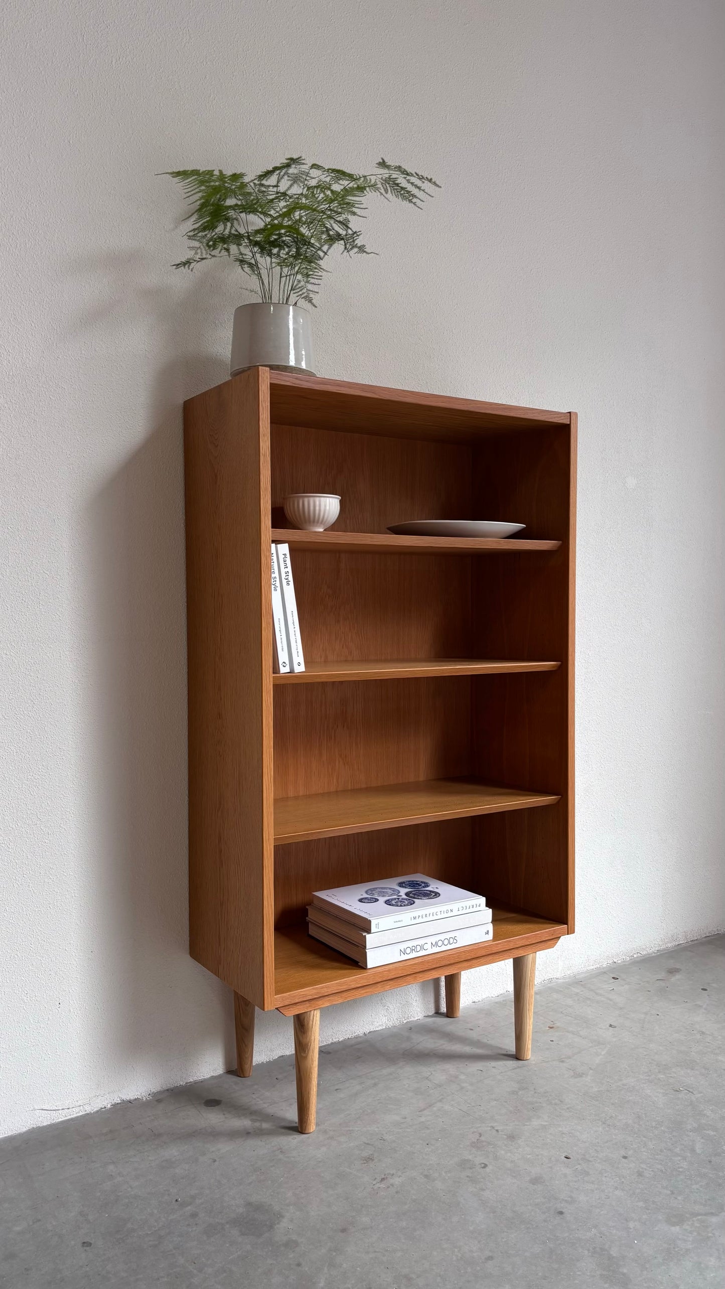 
                  
                    Vintage Hundevad boekenkast smal
                  
                