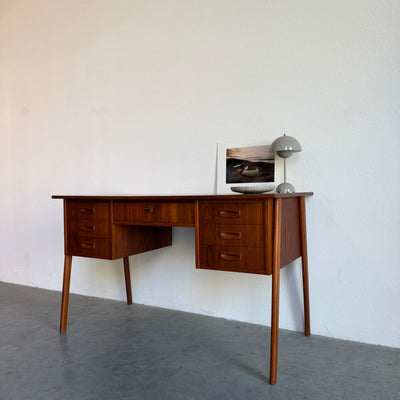 
                  
                    Vintage bureau teak 7 lades schuin frame
                  
                