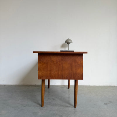 
                  
                    Vintage teak bureautje op slanke poten
                  
                