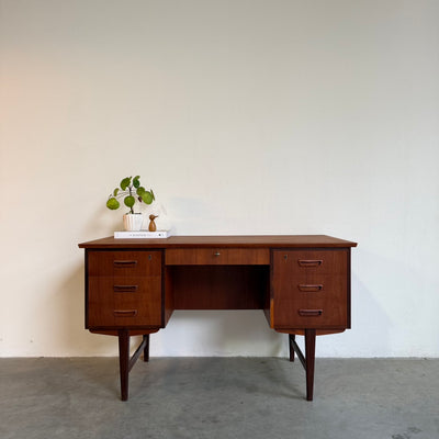 
                  
                    Vintage 2-zijdig bureau in teak
                  
                