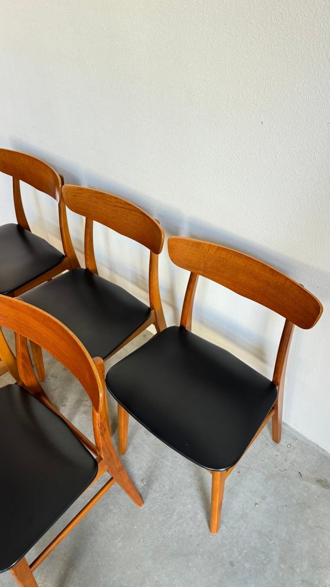 
                  
                    6 Vintage stoelen Findahl zwart skai - set - LOUI.STORE
                  
                