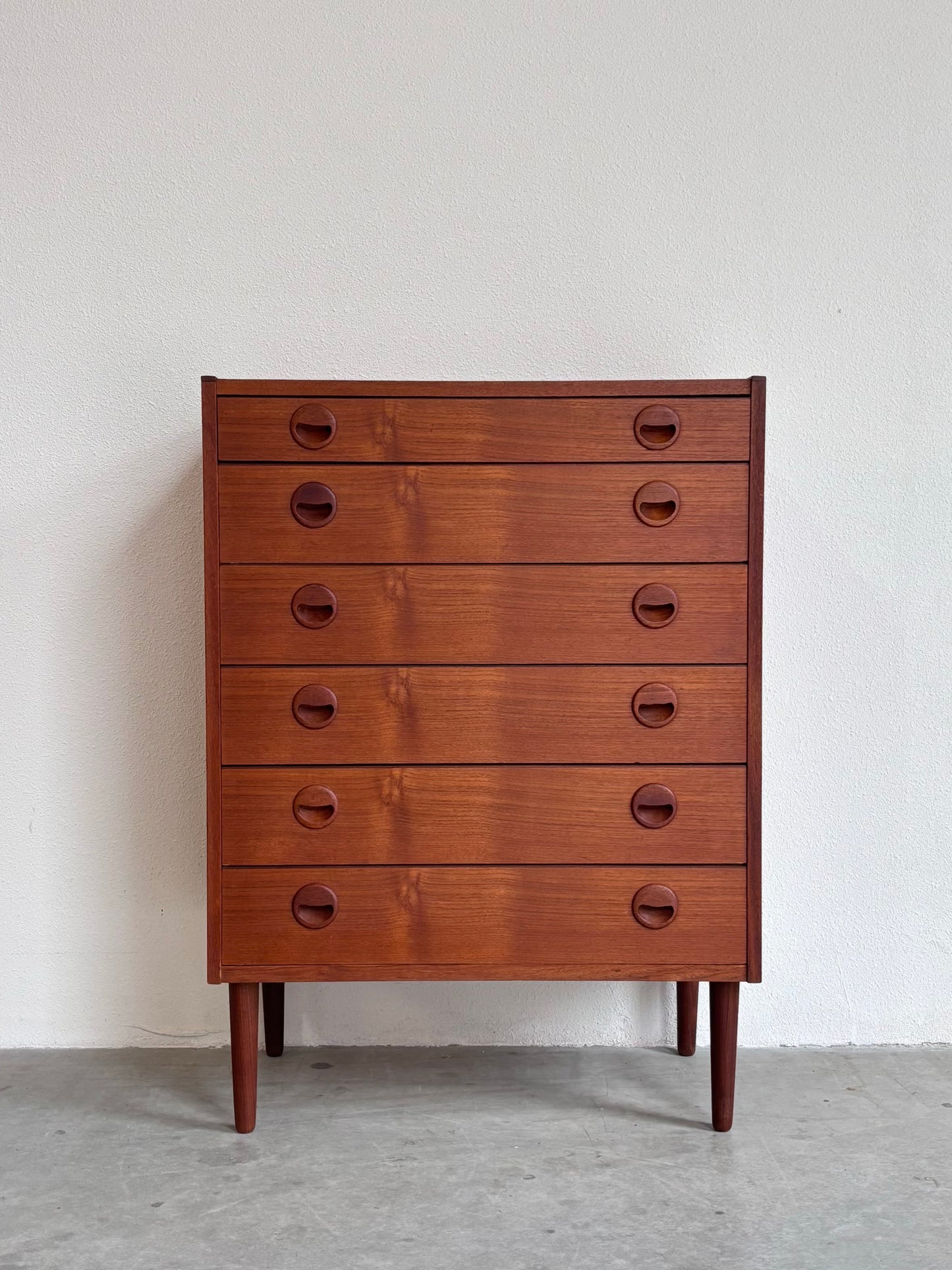 
                  
                    Vintage ladekast teak ronde greep
                  
                