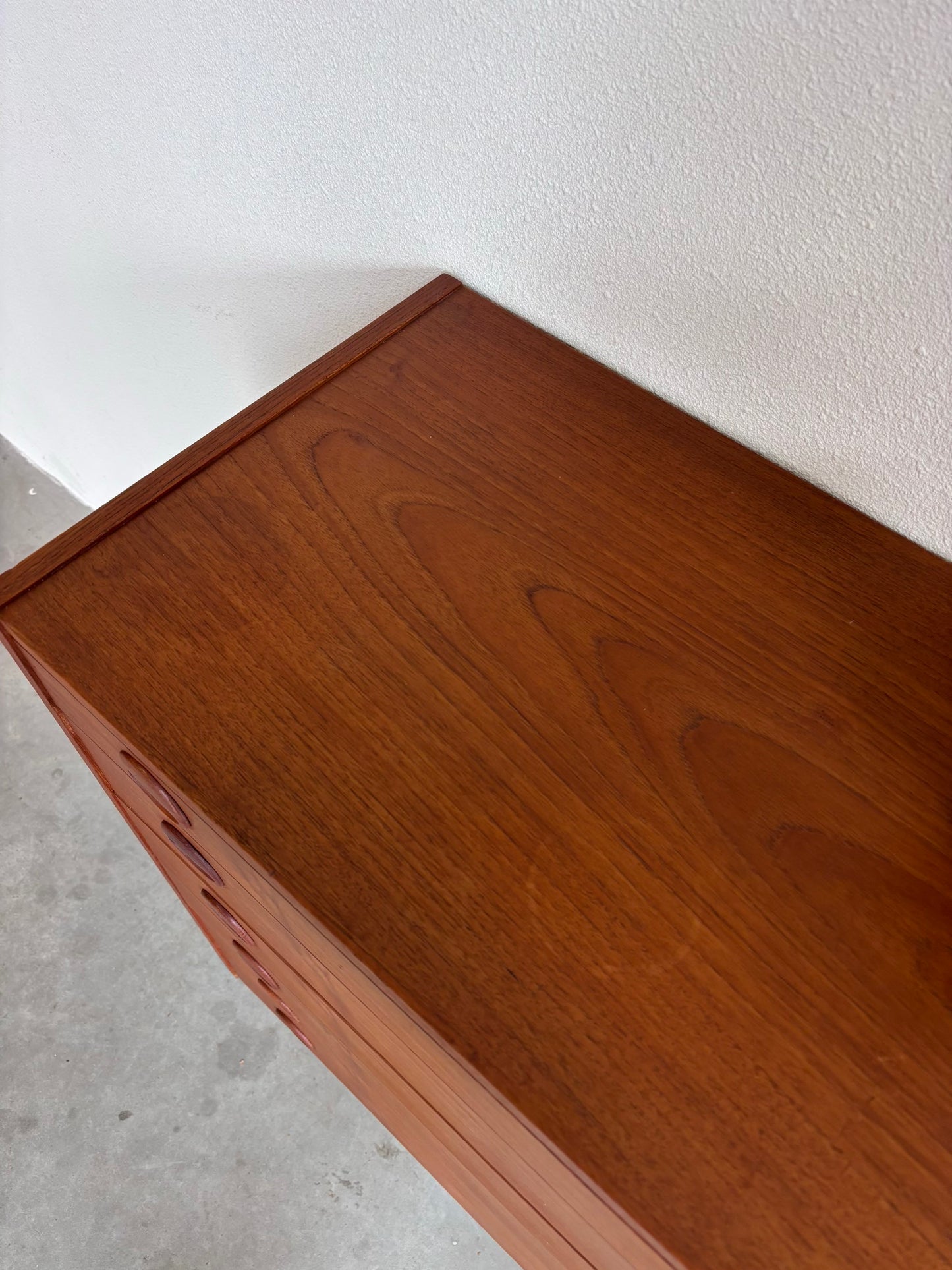 
                  
                    Vintage ladekast teak ronde greep
                  
                