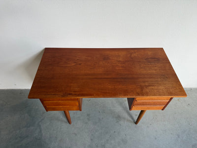
                  
                    Vintage teak bureautje op slanke poten
                  
                