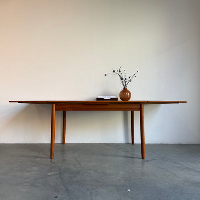 
                  
                    Uitschuifbare vintage eettafel in teak (126-222cm)
                  
                