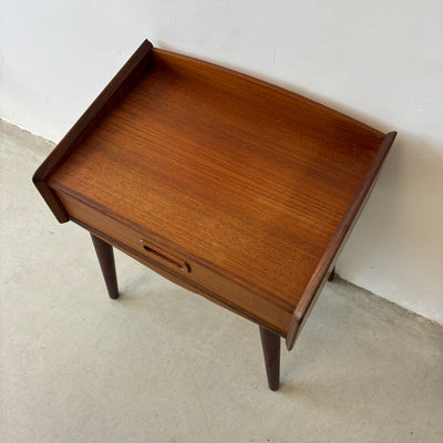 
                  
                    Vintage nachtkastje teak met lade
                  
                