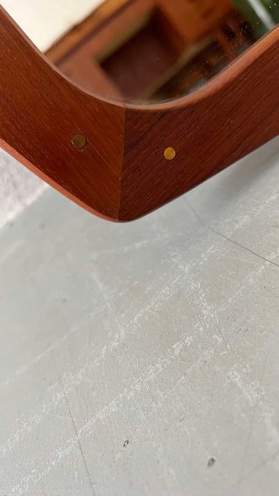 
                  
                    Spiegel teak messing detail
                  
                