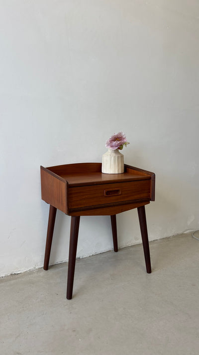 
                  
                    Vintage nachtkastje teak met lade
                  
                