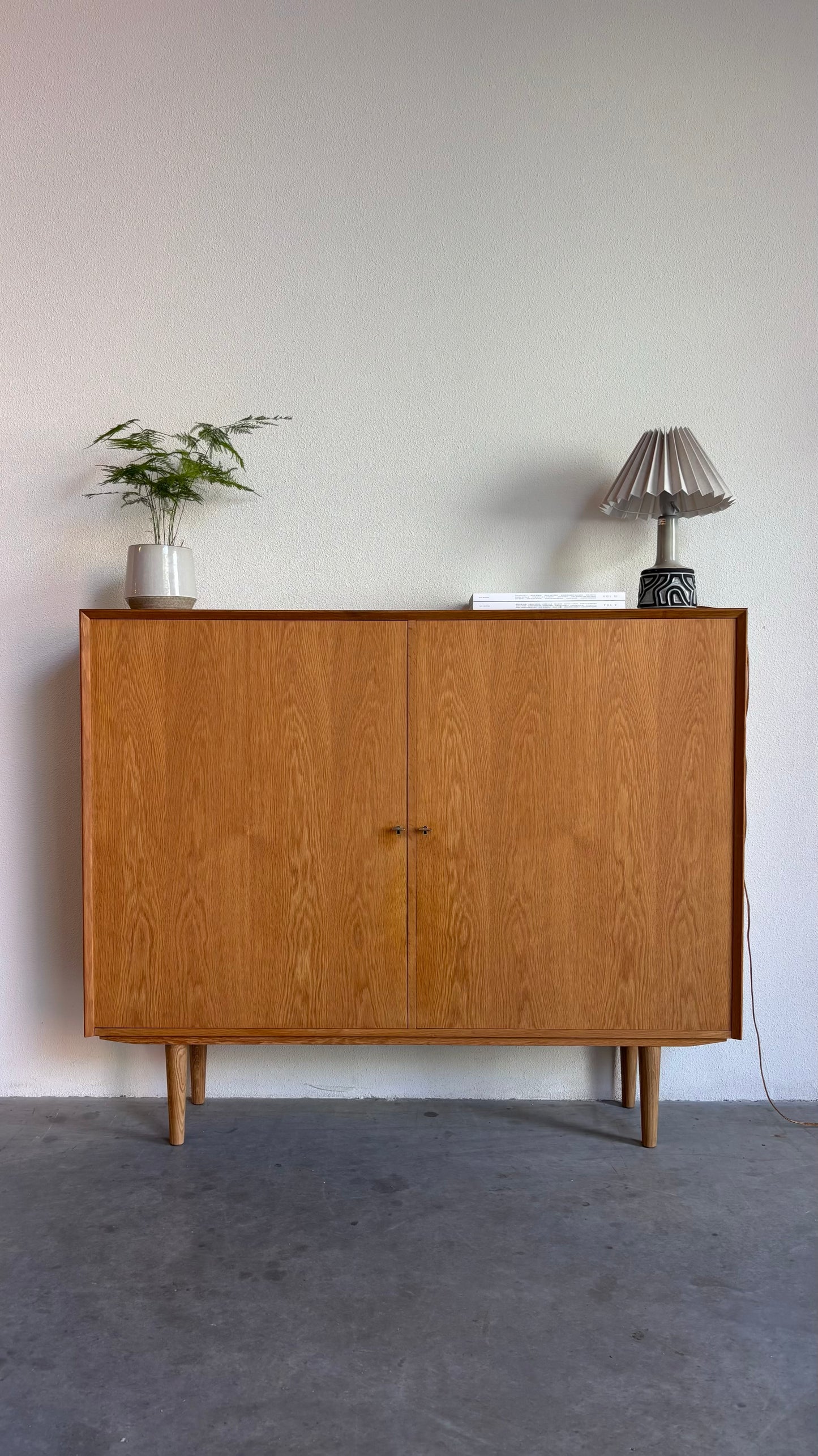 
                  
                    Vintage Brouer wandkast eiken
                  
                