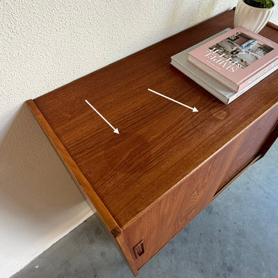 
                  
                    Smal teak highboard met lades en schuifdeuren
                  
                