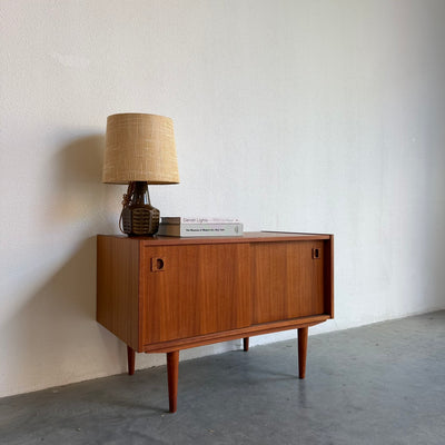 
                  
                    Deens laag sideboard teak met schuifdeurtjes
                  
                
