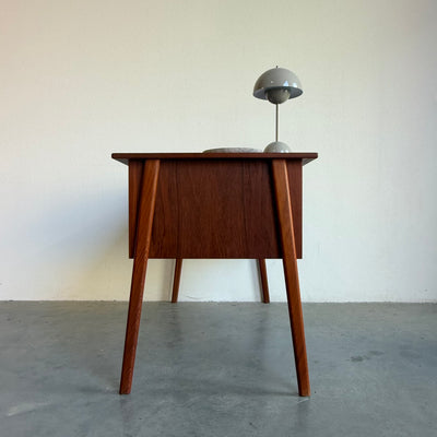 
                  
                    Vintage bureau teak 7 lades schuin frame
                  
                