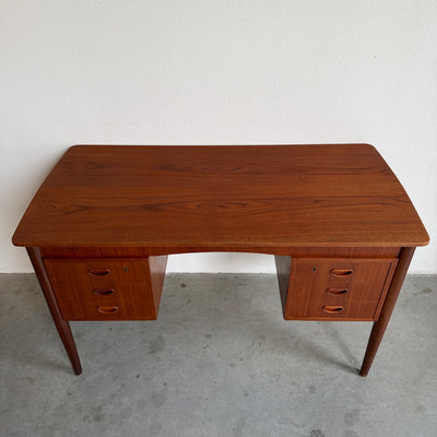
                  
                    Vintage bureau teak ronde hoek
                  
                