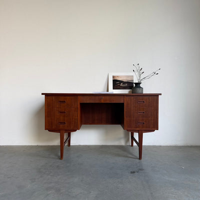 
                  
                    Vintage bureau teak 7 lades
                  
                