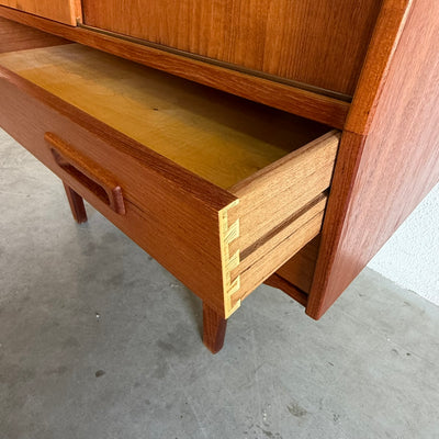 
                  
                    Smal teak highboard met lades en schuifdeuren
                  
                