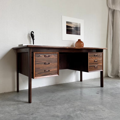 
                  
                    Vintage vrijstaand bureau XL in palissander
                  
                