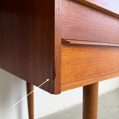 
                  
                    Vintage teak bureautje op slanke poten
                  
                