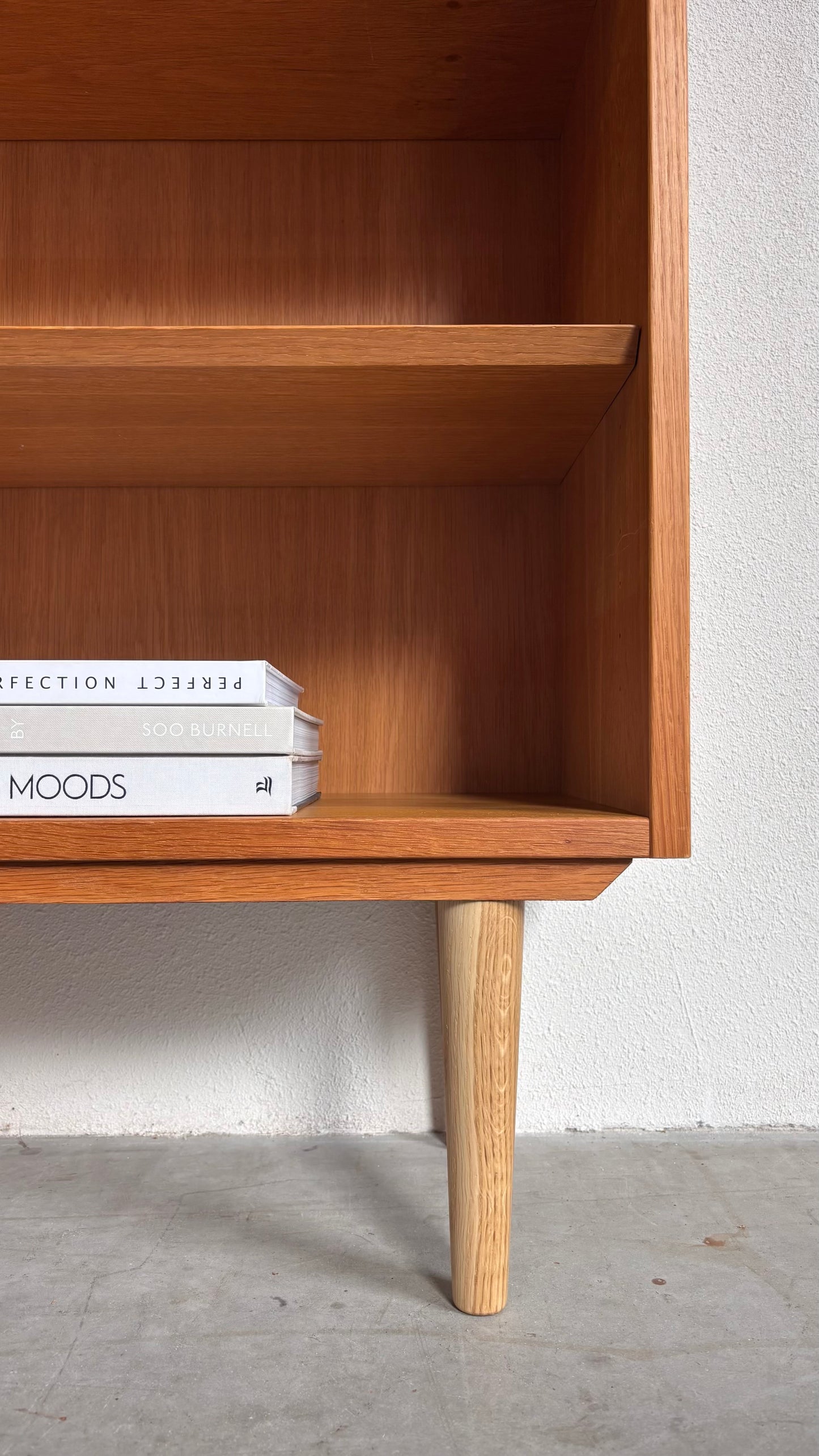 
                  
                    Vintage Hundevad boekenkast smal
                  
                