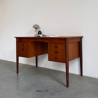 
                  
                    Vintage bureau teak ronde hoek
                  
                
