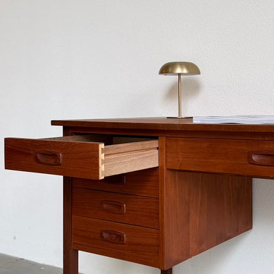 
                  
                    Vintage klein bureautje teak
                  
                