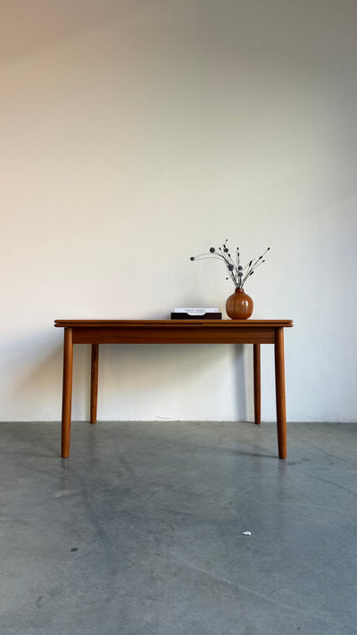 
                  
                    Uitschuifbare vintage eettafel in teak (126-222cm)
                  
                