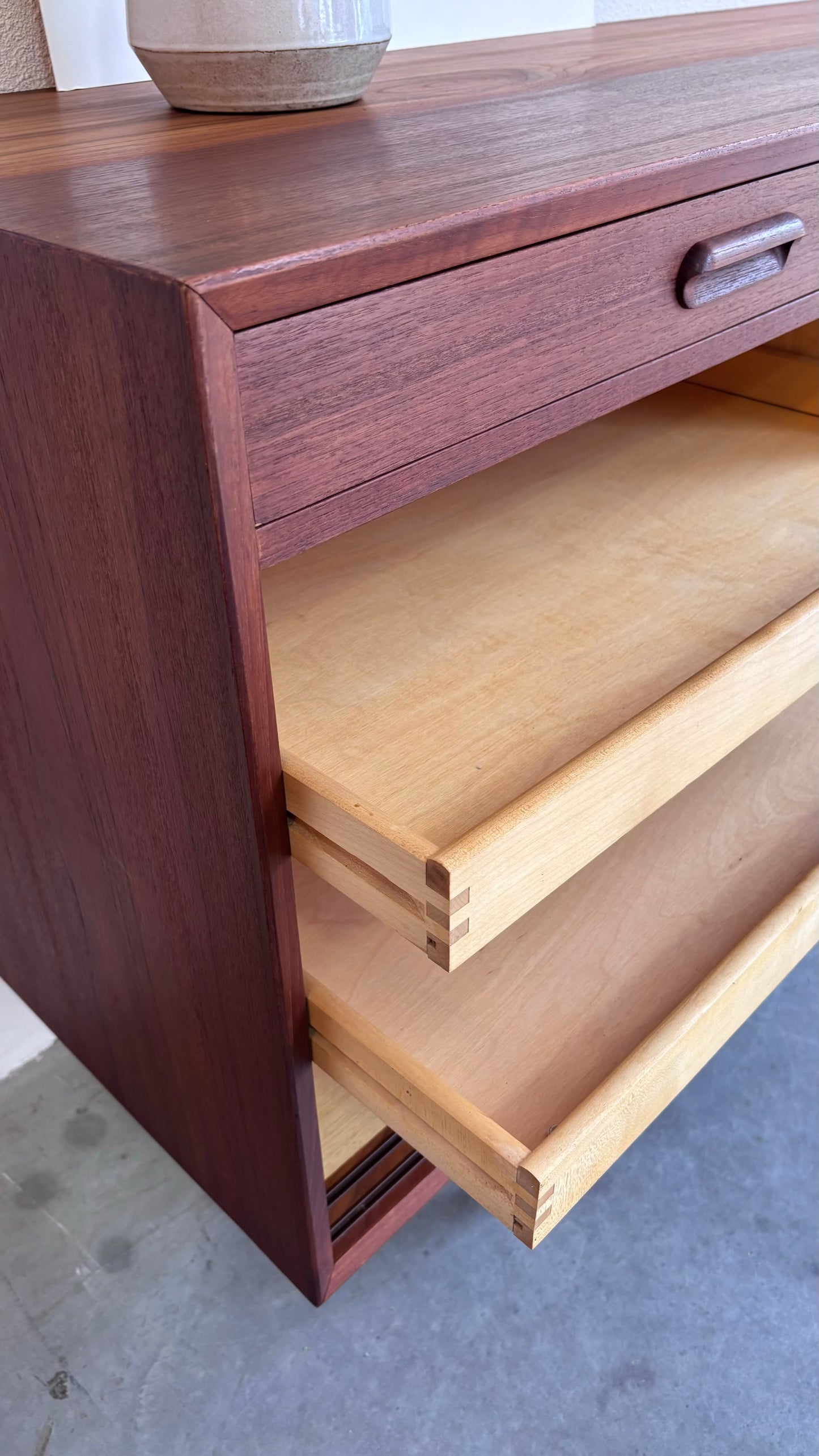 
                  
                    Vintage lowboard teak 3 lades+deuren
                  
                