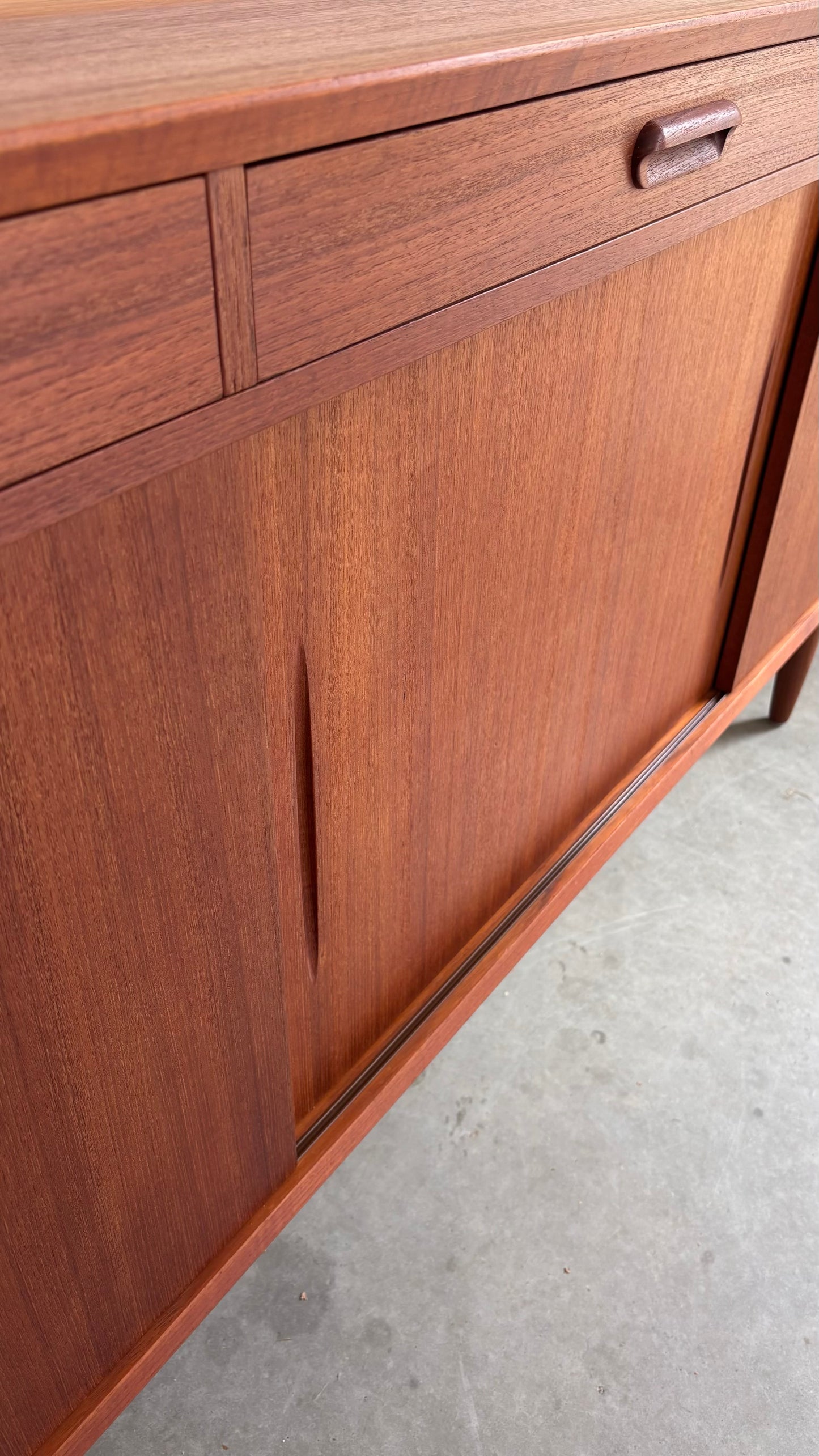 
                  
                    Vintage lowboard teak 3 lades+deuren
                  
                