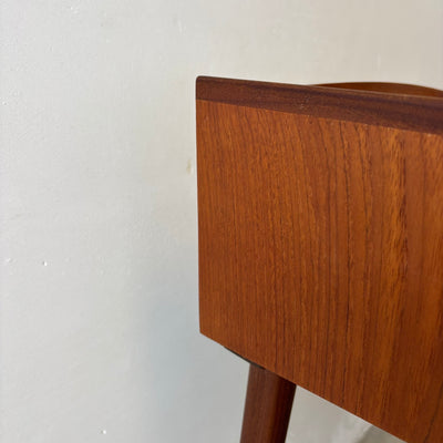 
                  
                    Vintage nachtkastje teak met lade
                  
                
