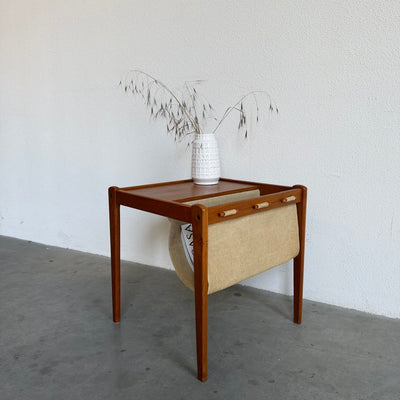 
                  
                    Vintage Furbo teak bijzettafeltje met tijdschriftenhouder
                  
                