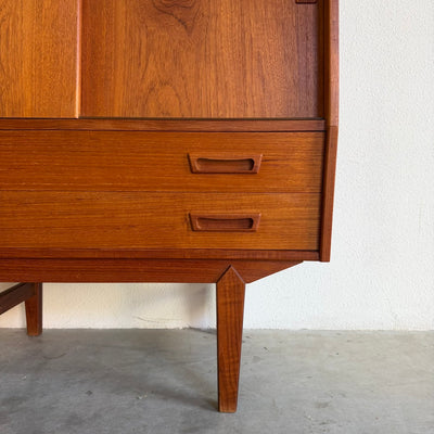 
                  
                    Smal teak highboard met lades en schuifdeuren
                  
                