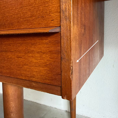 
                  
                    Vintage teak bureautje op slanke poten
                  
                