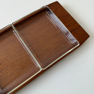 
                  
                    Vintage serveer schaaltje teak met 2 glazen bakjes
                  
                