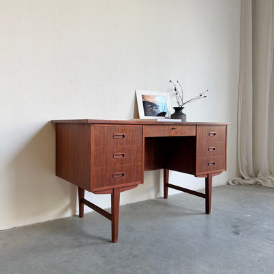 
                  
                    Vintage bureau teak 7 lades
                  
                