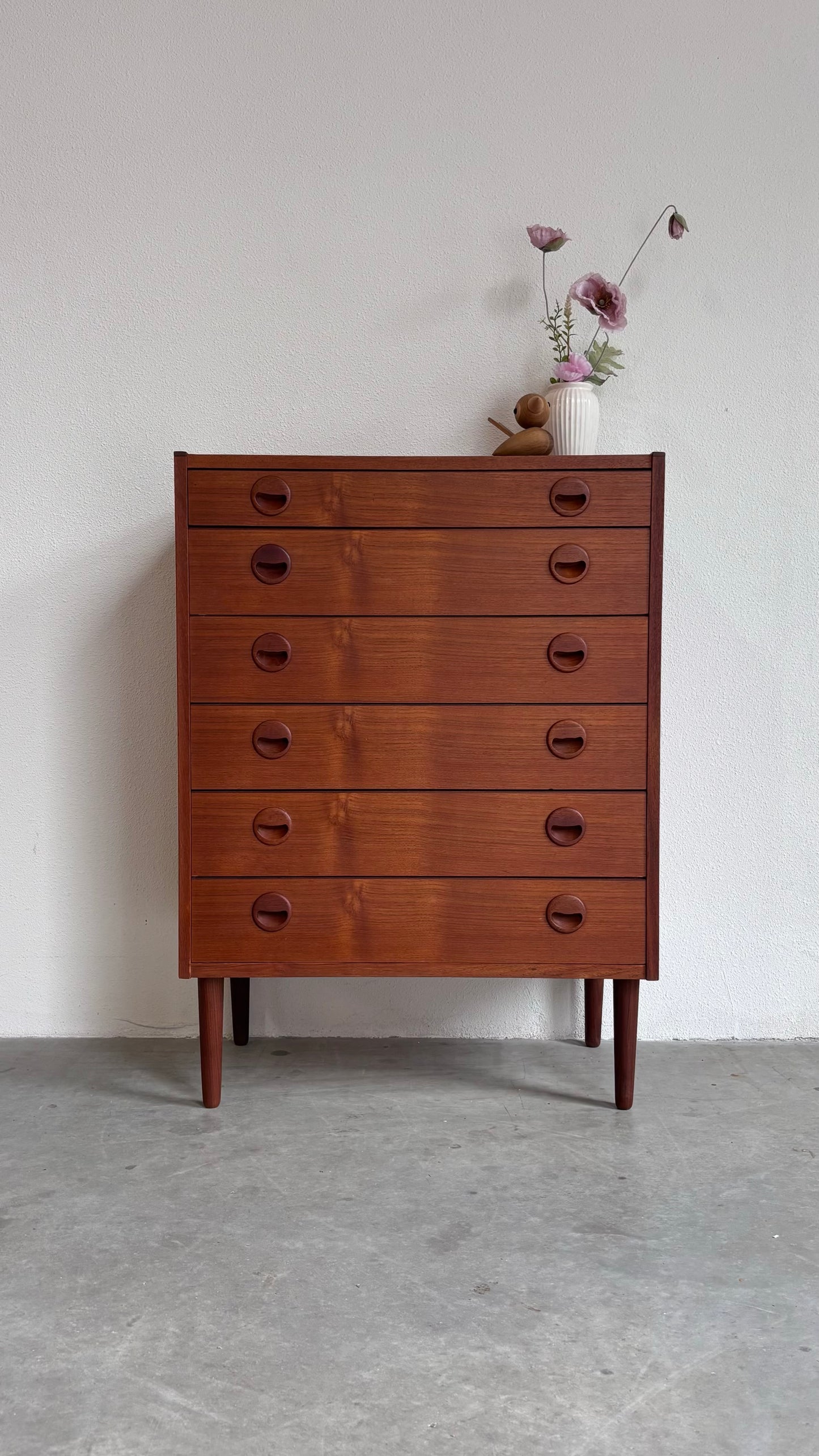 
                  
                    Vintage ladekast teak ronde greep
                  
                