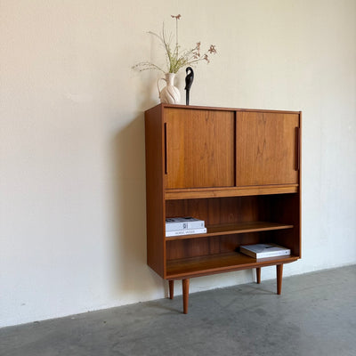 
                  
                    Vintage teak boekenkast met schuifdeuren
                  
                