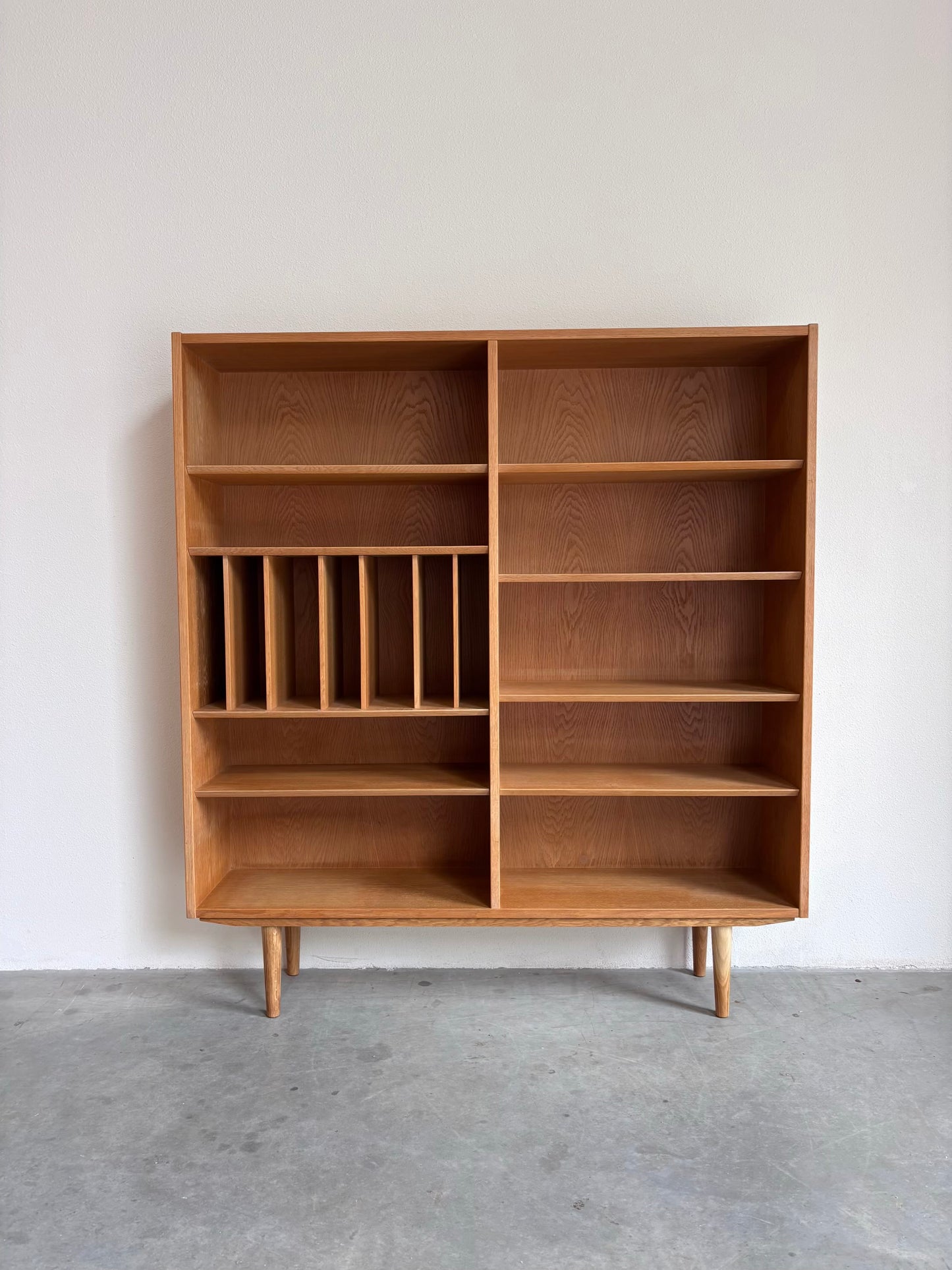 
                  
                    Vintage Hundevad boekenkast vinyl eiken
                  
                