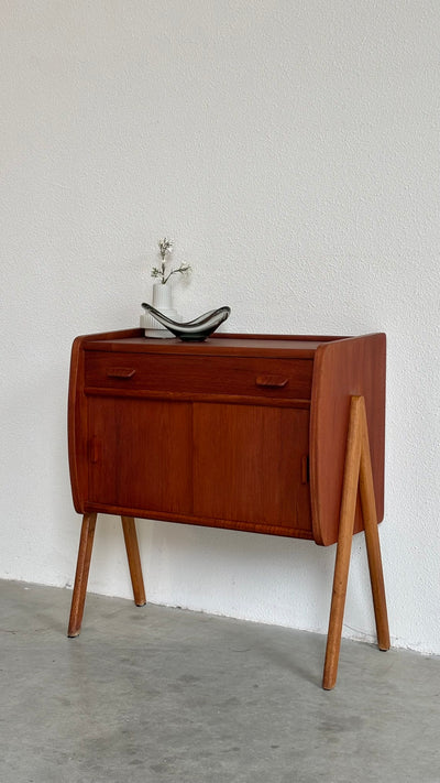 
                  
                    Vintage klein sideboard - kastje Poul Volther teak
                  
                