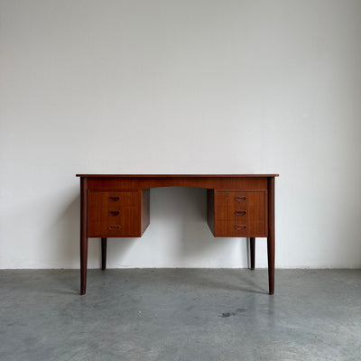 
                  
                    Vintage bureau teak ronde hoek
                  
                