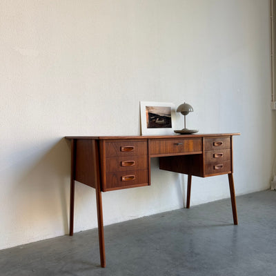 
                  
                    Vintage bureau teak 7 lades schuin frame
                  
                